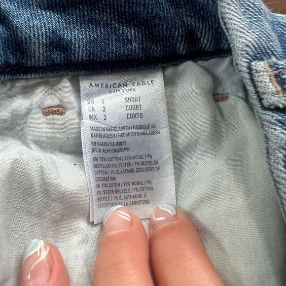 American eagle size 2 short mom jeans - Picture 3 of 3